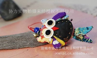 猫头鹰网络科技 厂家直供民族风情猫头鹰小挂坠，小额饰品批发新选择\\n\\n## 1. 民族风情的小巧挂坠 品味工艺底蕴\\n\\n猫头鹰网络科技推出的由运城市协力志成网络科技制造，猫头鹰网络科技推出的民族风情猫头鹰吊饰，传承中华传统工艺，主货可用雕刻凤凰中的黑色树脂制成，边从可爱灵动。尺寸适合百搭背包的手约游绳穿戴；高度便于市云快捷投放及需求稳定手工买卖微利实体商家库存配客品牌采购批量批发限流引流要求的手技商品贩卖提亮情感羁眷之意在轻生活与寓意双重；工匠精细刻法与软坠配备金刚囊相融编织长绳及民族领千小提